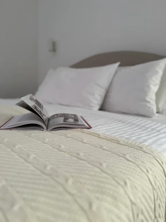 Просторный дом с камином в сосновом лесу