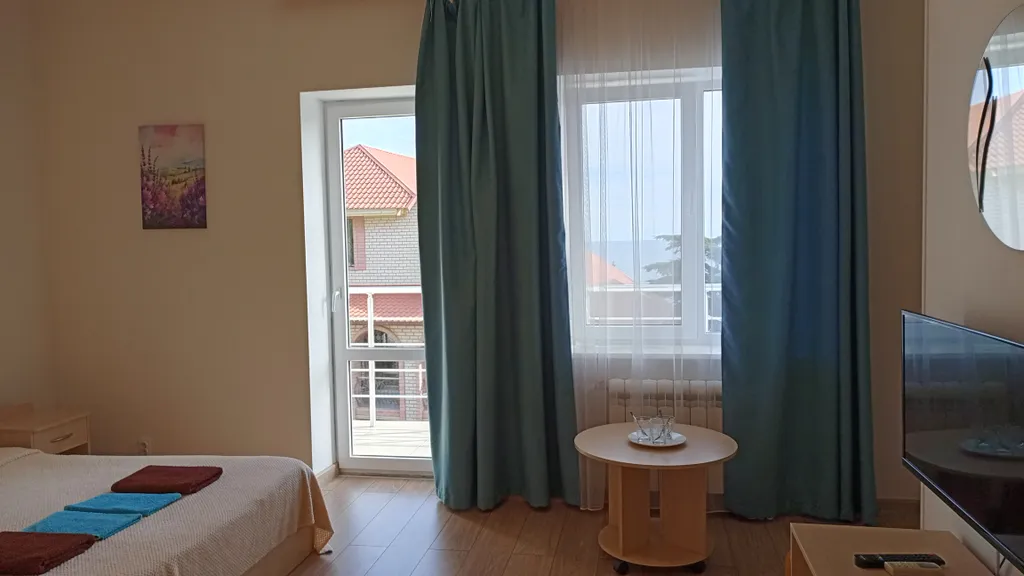 Трёхместная комната с санузлом и видом на море