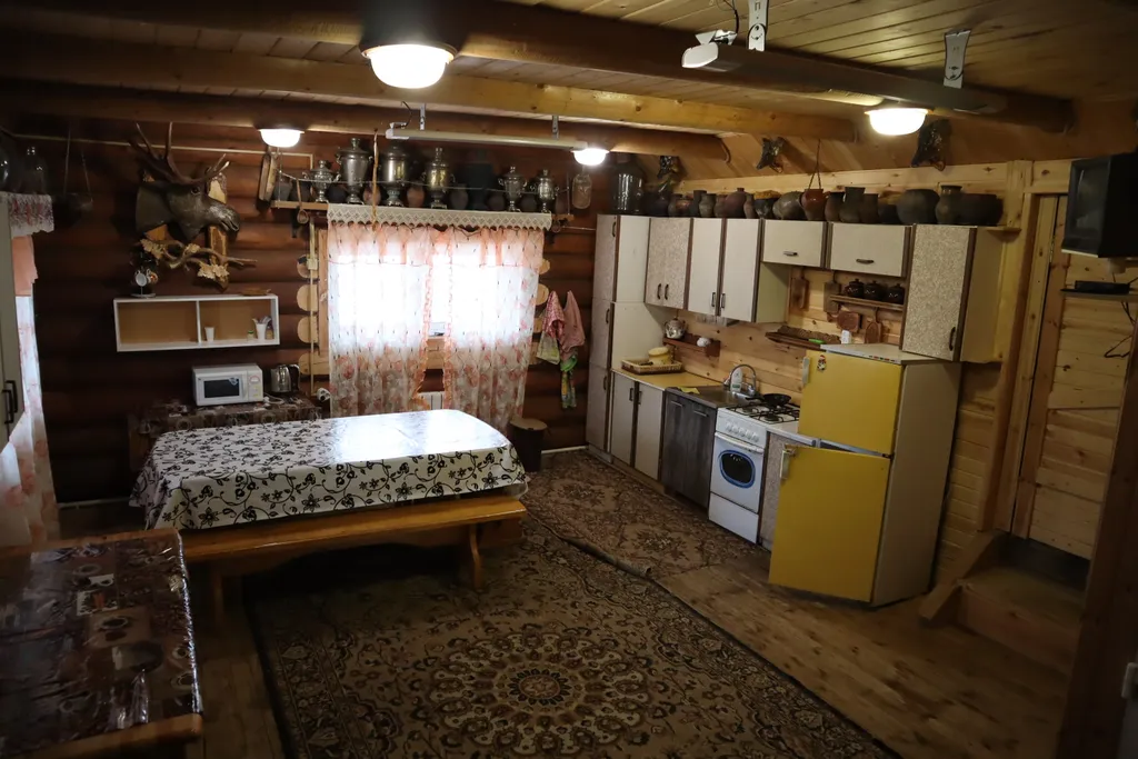 Двухэтажный дом на берегу Волги