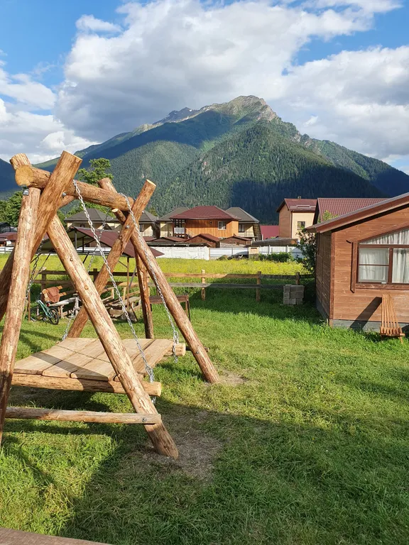 Домик с терассой и красивым видом на горы