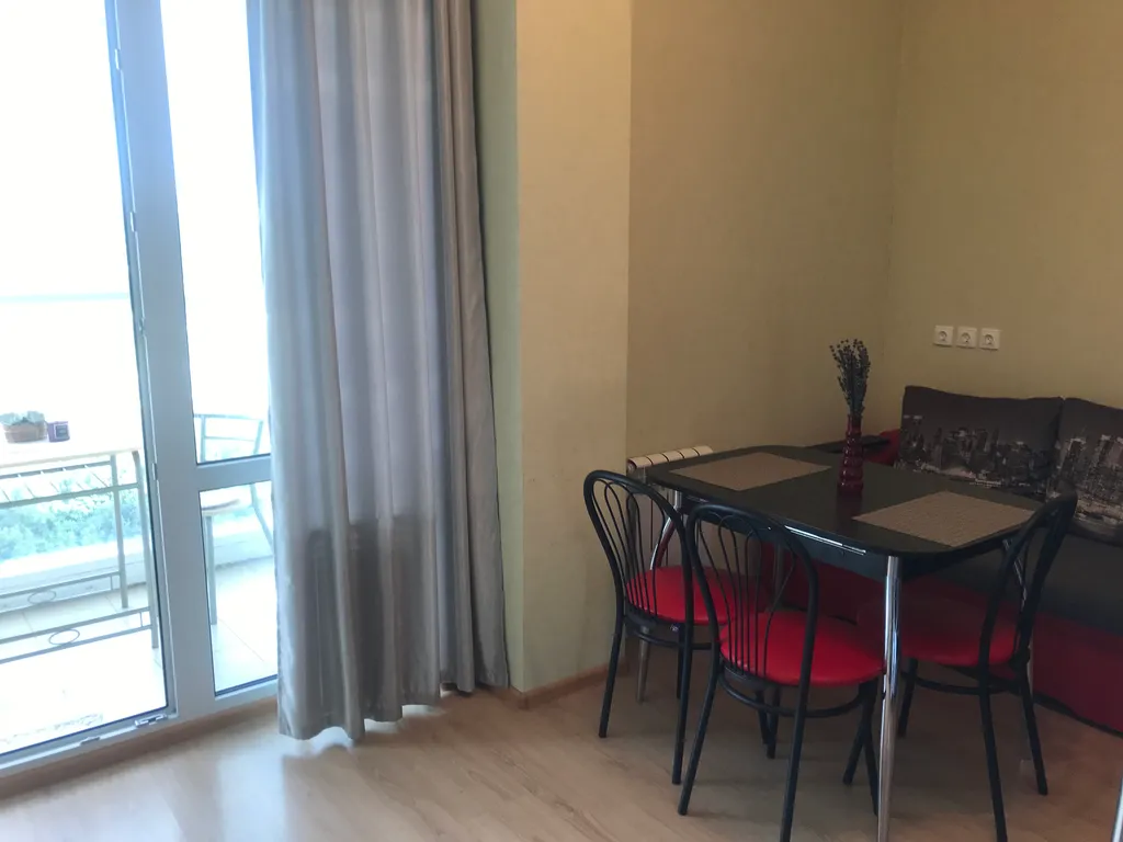 Апартаменты в ЖК Париж, центр. Парк Победы! Вода горячая есть.