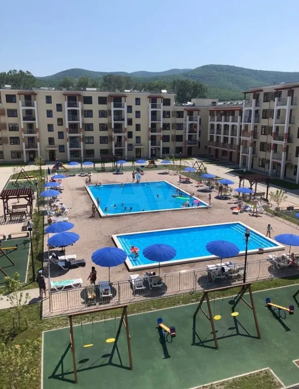 Евротрешка с видом на горы и лес