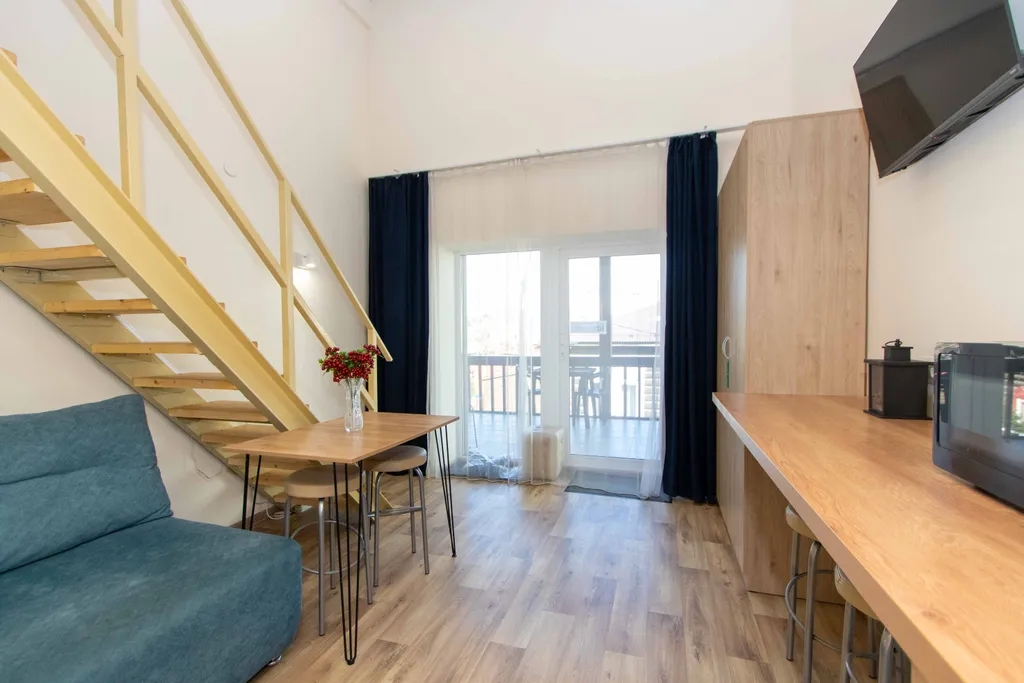 Четырёхместный стандарт с  широкими кроватями на двух уровнях