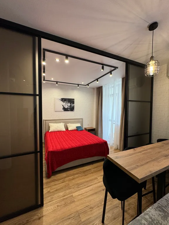 Квартира в стиле лофт с отдельной спальной зоной и гардеробной