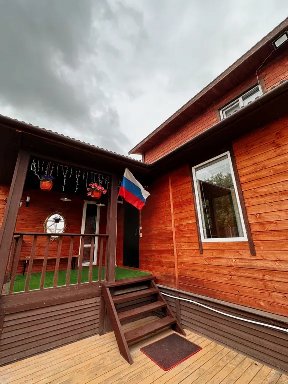 Двухэтажный дом на берегу реки Волга