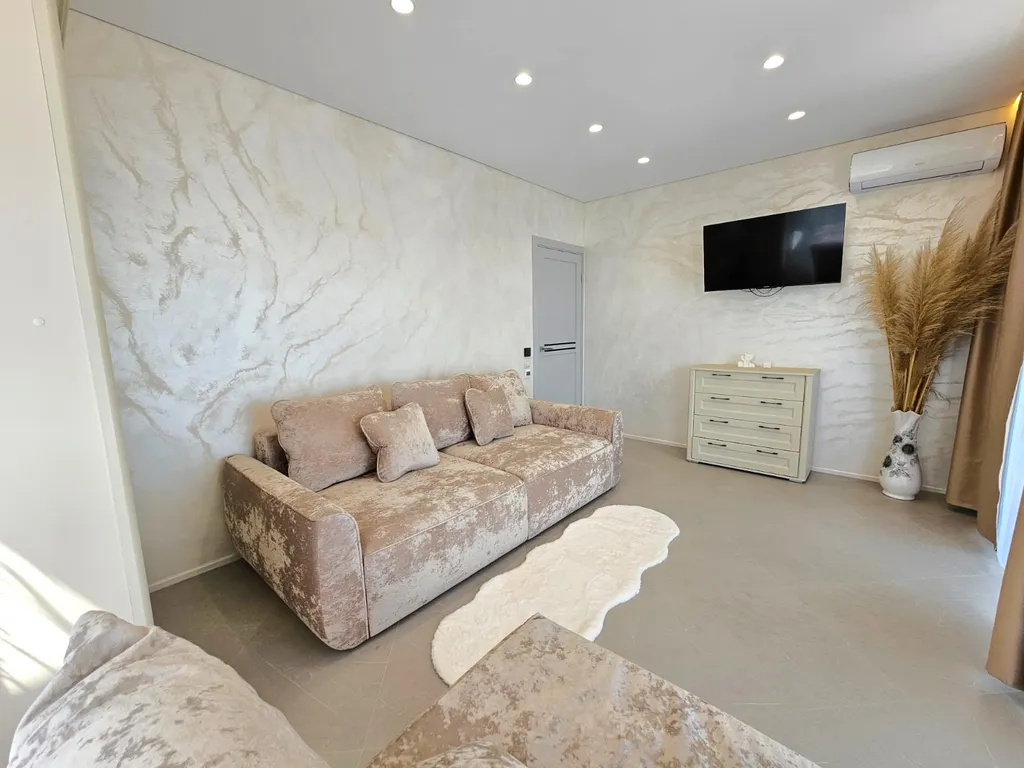 Большая квартира с видом на море