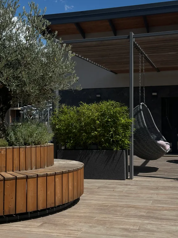 Апартаменты люкс с личной террасой и выходом к бассейну