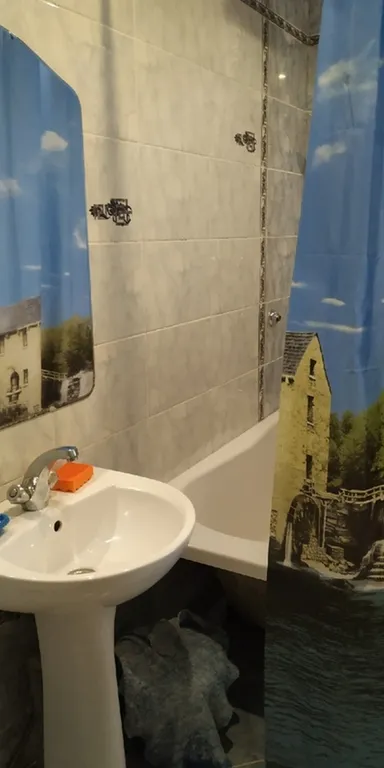 Небольшая, очень светлая и летом с приятной прохладой квартира