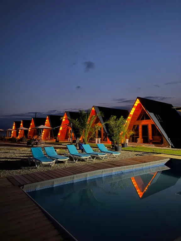 Коттедж Атмосферные дома a-frame на берегу моря — аренда посуточно в Гудаута