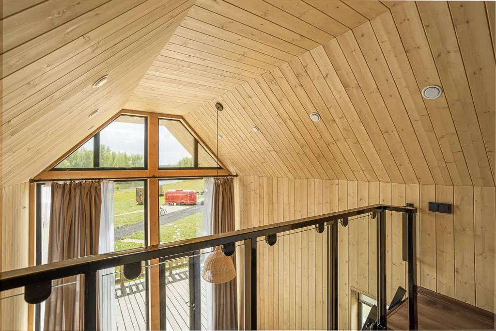 Барн с вторым светом и видом на реку