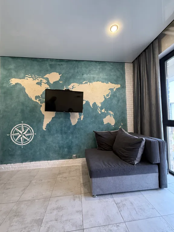 Студия с панорамными окнами и видом во двор