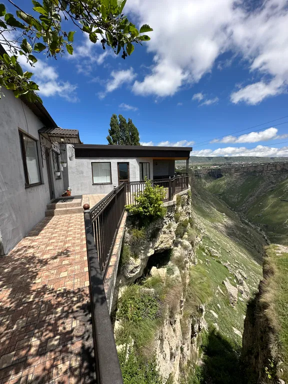 Дом с видом на водопад