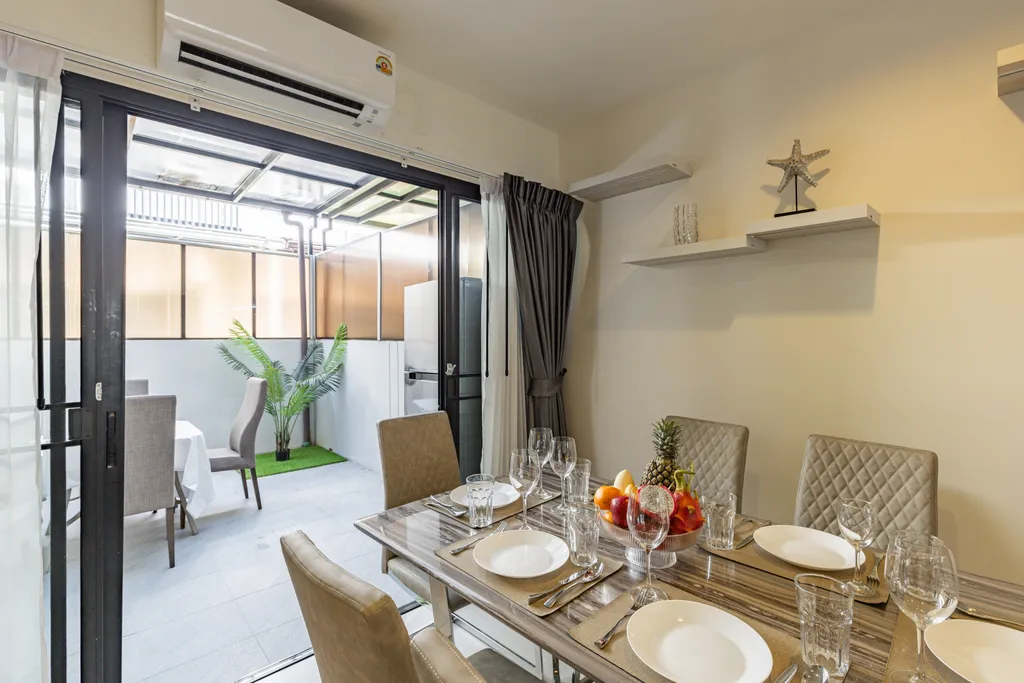 Awesome 3bd Townhouse with a patio