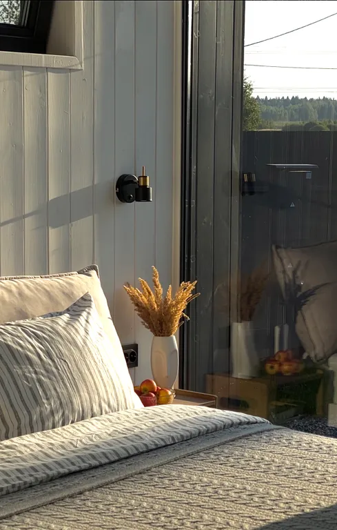 Домик на Новогодние праздники с панорамными окнами в лесу