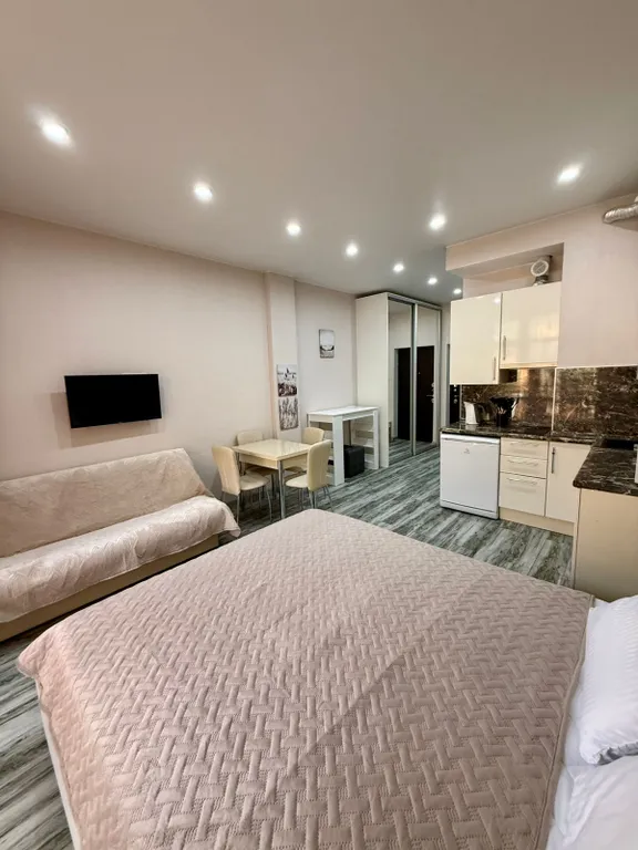 Укомплектованная студия с балконом