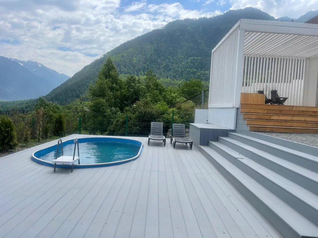 Коттедж Neon с видом на горы, подогреваемым бассейном, баней, чаном — аренда посуточно в Теберда