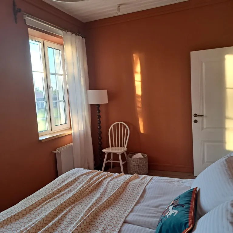 Белый дом на тихой улочке