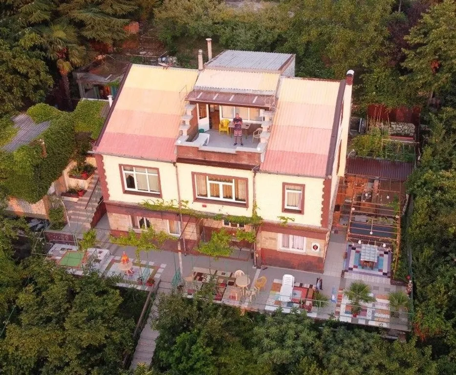 Этаж в коттедже с огромным балконом, 2 спальнями, гостиной и кухней