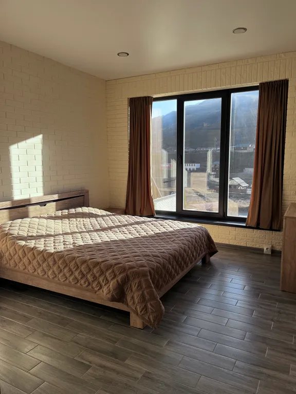 Красивый дом с видом на горы и реку