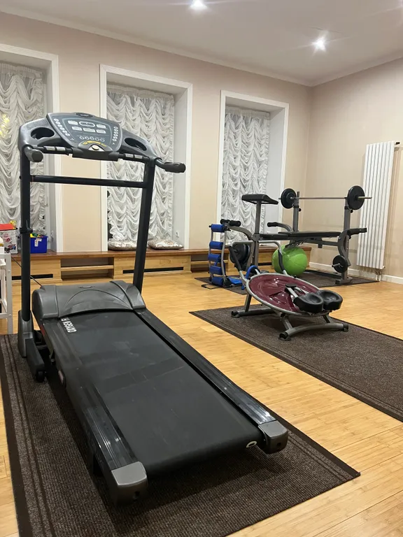 Дом с бассейном и бильярдом