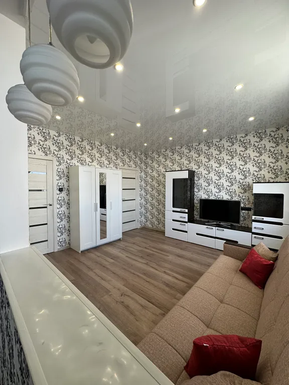 Элитный дом с живописным прудом во дворе