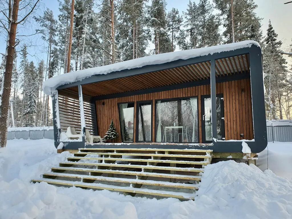 Атмосферный домик рядом с озером и лесом