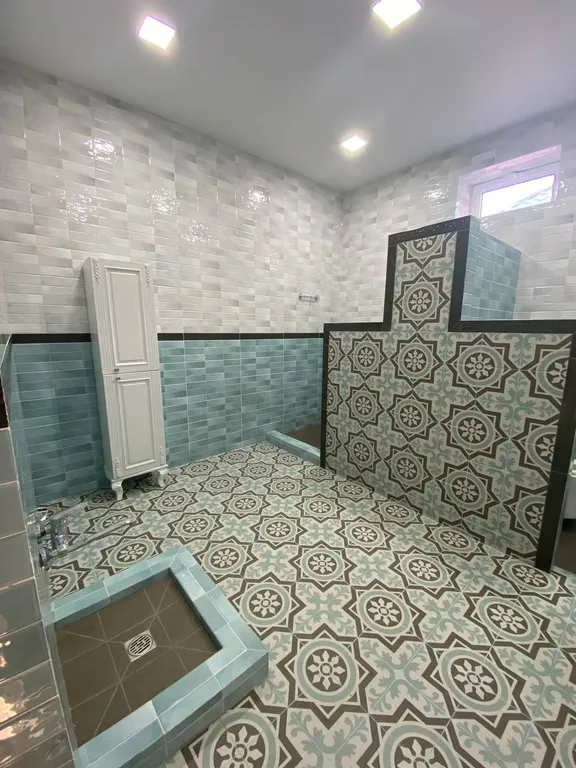 Большой и красивый дом на берегу моря