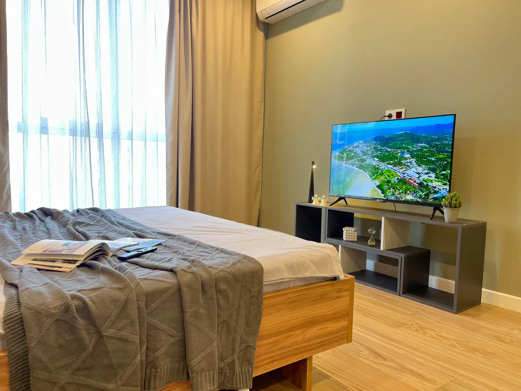 Новая квартира с кроватью возле панорамного окна, высокий этаж