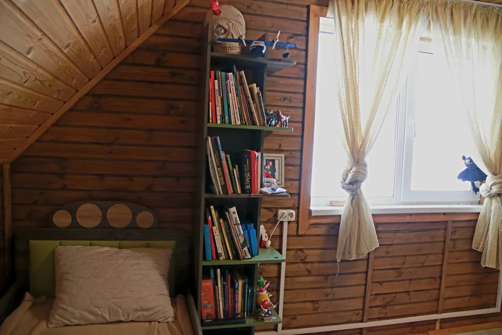 Коттедж на берегу реки с видом на сосновый лес