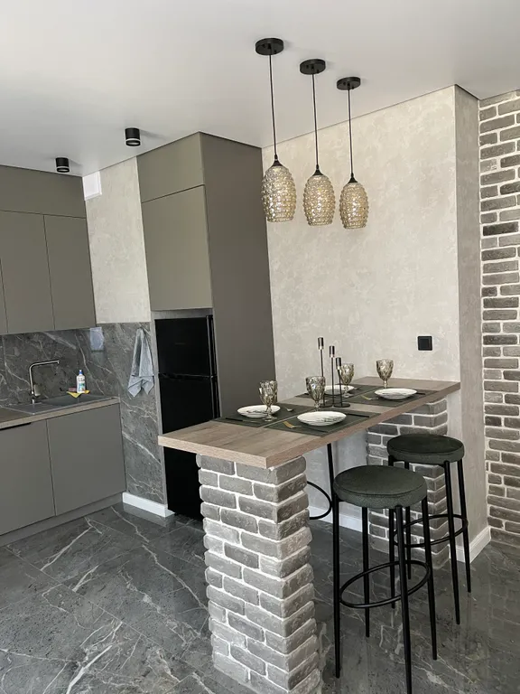 Дизайнерская современная студия в новом доме рядом с центром города