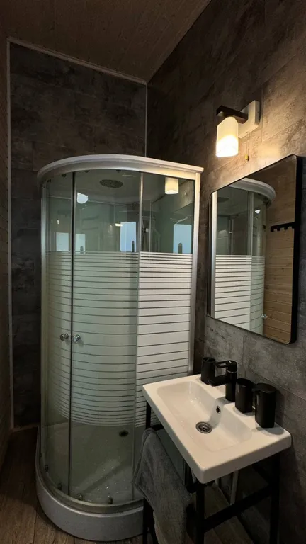 Современная студия на берегу реки