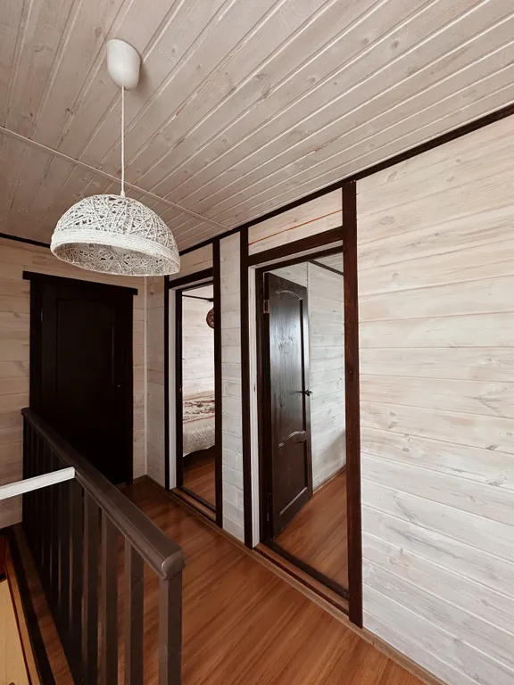 Двухэтажный дом на берегу реки Волга