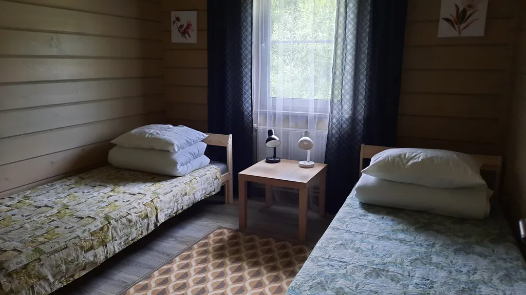 Дом на берегу озера у леса