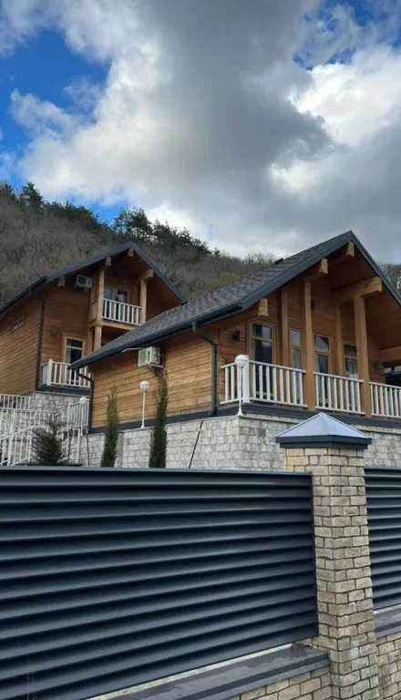 Уютный коттедж -сруб из сибирского кедра