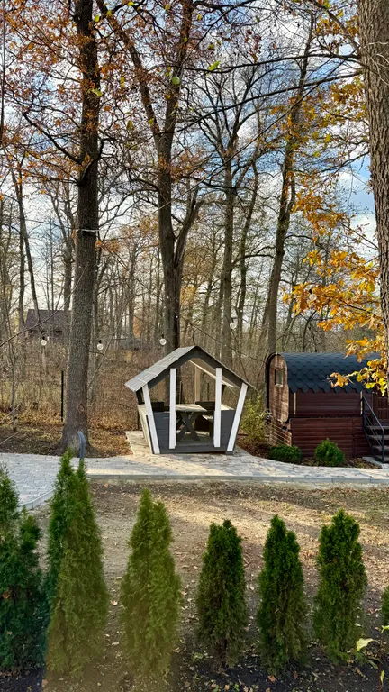 Уютный дом в лесу у озера вблизи от города