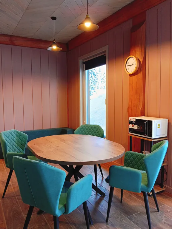 Домик KEDRA в Шерегеше с видом на лес и горы