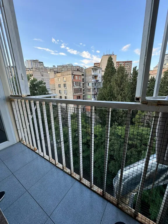 Квартира с 2 спальнями и балконом у цирка, с парковкой