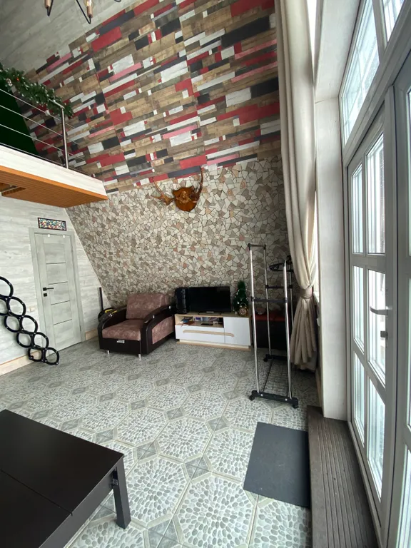 Дом-шалаш и баня-бочка на берегу горе-моря