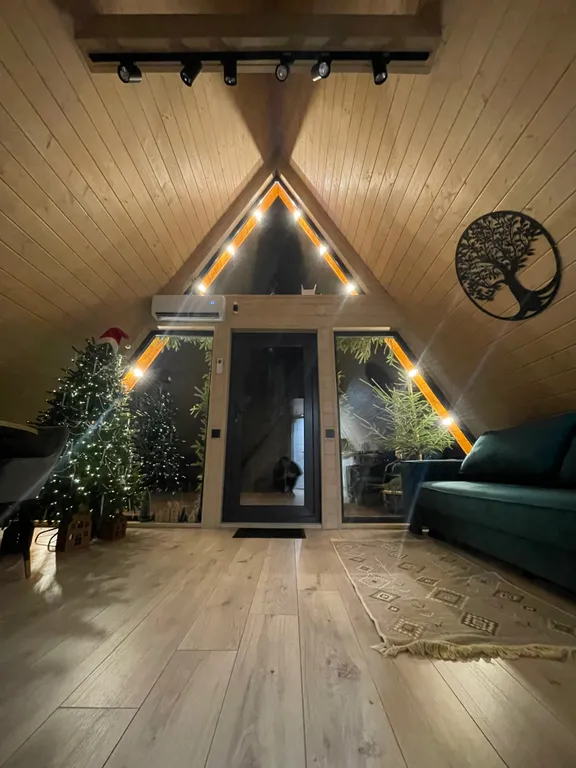 Дом А фрейм с видом на Мирский замок