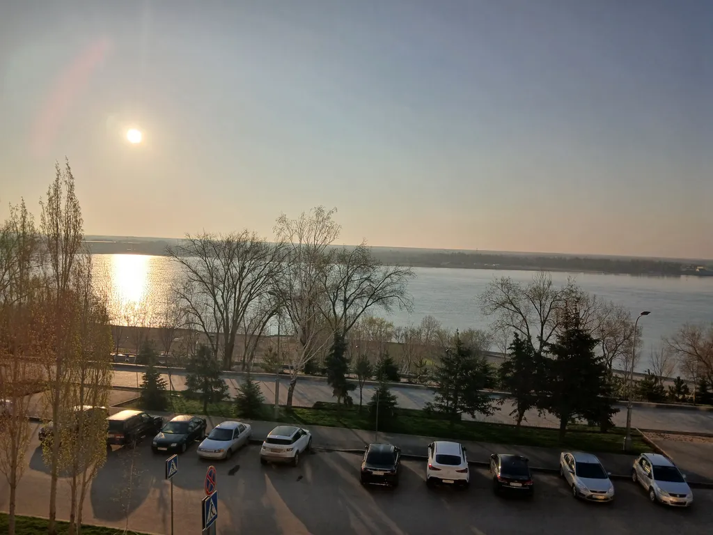 Жизнь с видом реку: огромная лоджия с панорамным остеклением в пол!