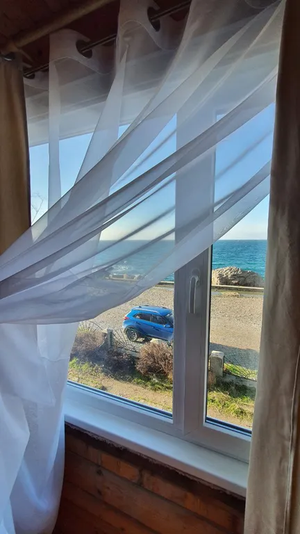 В доме на берегу моря отдельный этаж,  30 метров от моря