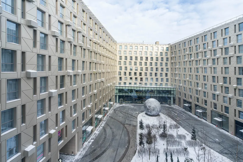 Компактная студия с видом на Луну