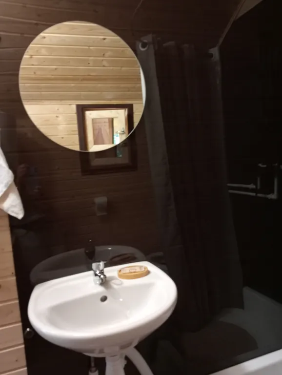 Коттедж Уютный, зимний эко-дом Сафари с потрясающим видом на ручей и лес — Зеленая Роща