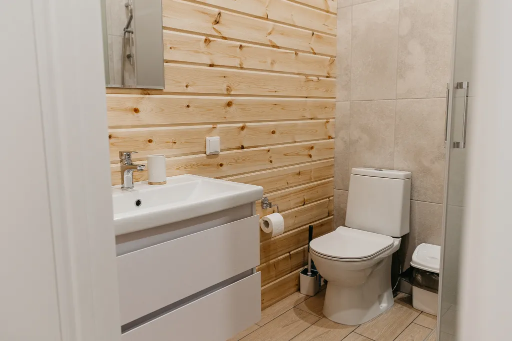 Дом с панорамными окнами и террасой в окружении леса