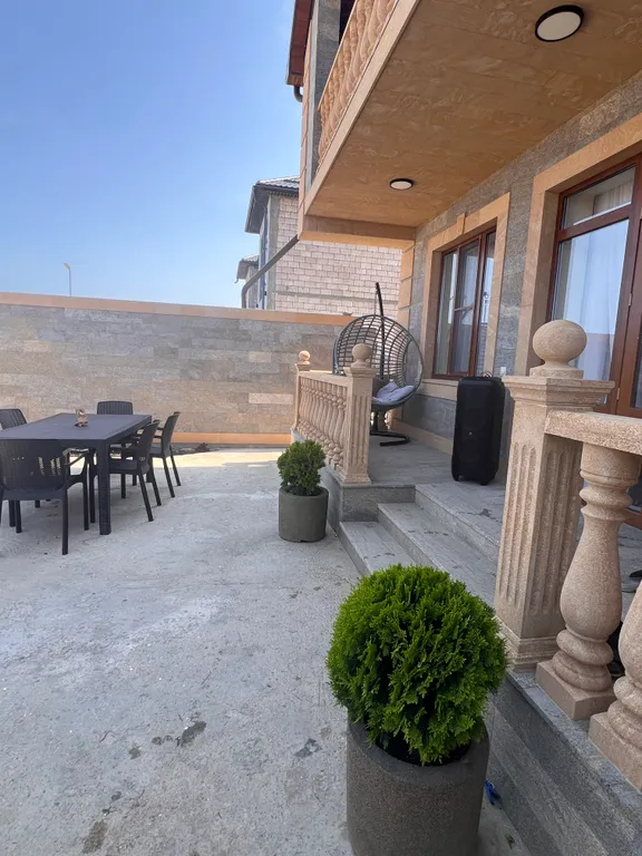 Новый двухэтажный дом на берегу моря, есть все необходимое