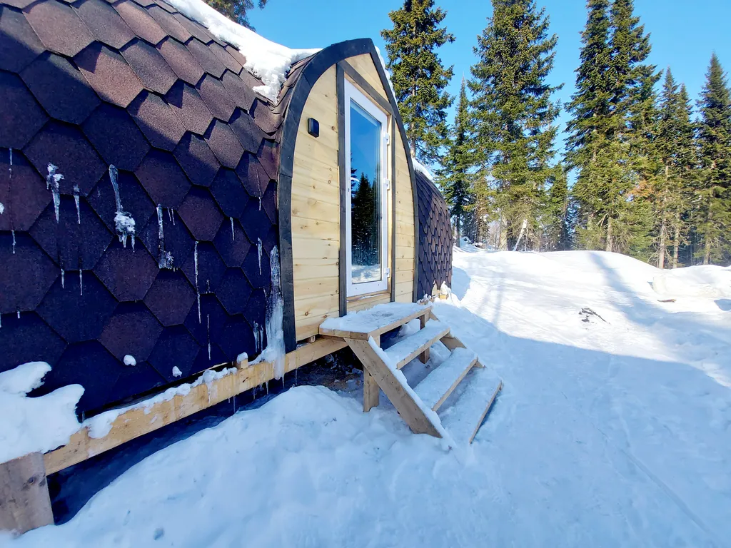 Уютный кемпинг среди леса с видом на горы