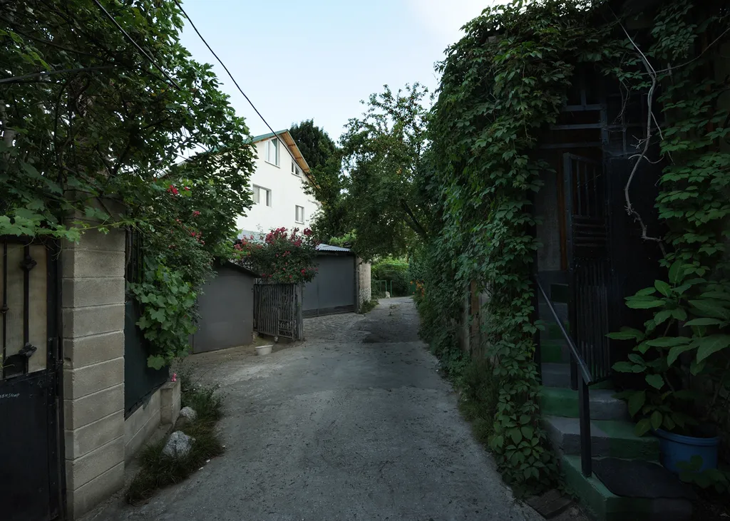 Дом с балконом, видом на море у пляжа и Воронцовского дворца