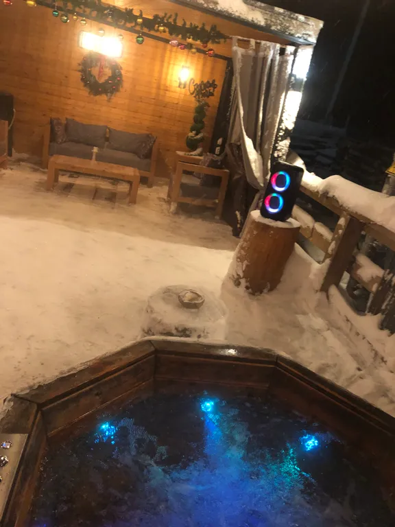 Новая вилла с горячей джакузи в террасе в черте города