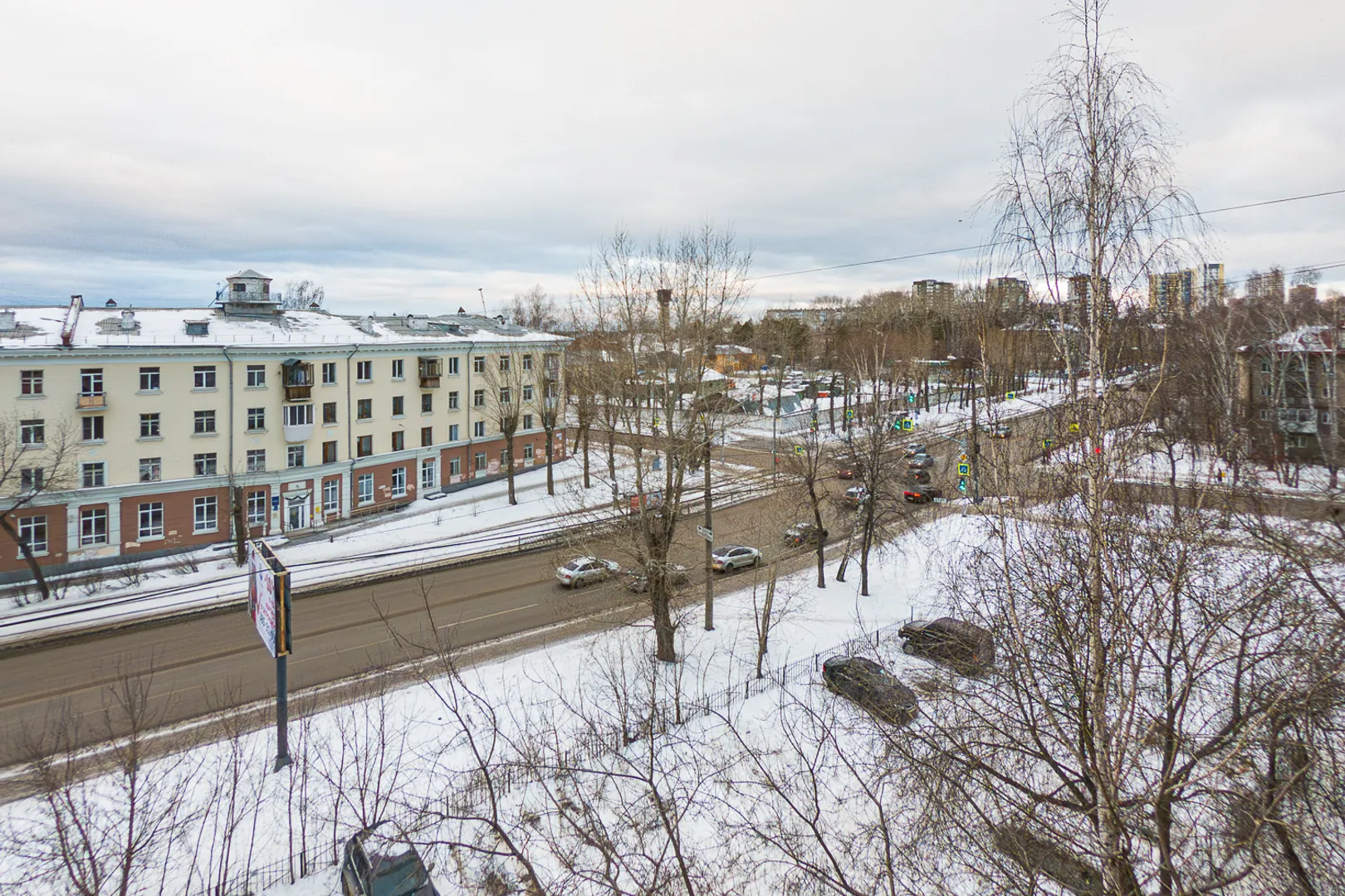 Эффектнее вид из окна в период наличие листвы на деревьях).