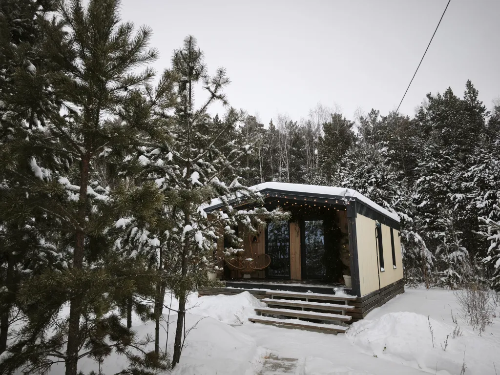 Светлый домик на опушке леса